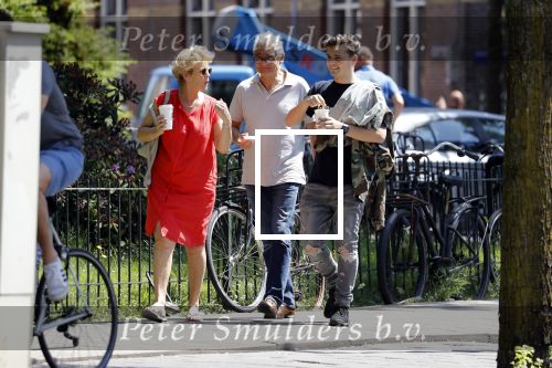 Amsterdam 6 juni 2018
Martin Garrix aan het winkelen met zijn vader en moeder (ouders)