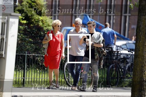 Amsterdam 6 juni 2018
Martin Garrix aan het winkelen met zijn vader en moeder (ouders)
