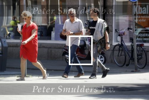 Amsterdam 6 juni 2018
Martin Garrix aan het winkelen met zijn vader en moeder (ouders)