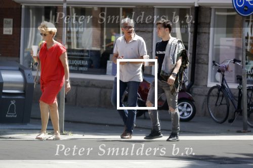 Amsterdam 6 juni 2018
Martin Garrix aan het winkelen met zijn vader en moeder (ouders)
