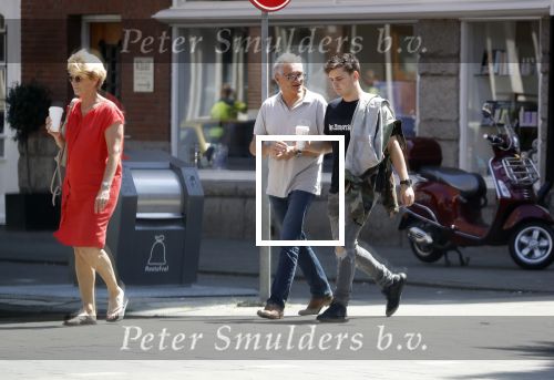 Amsterdam 6 juni 2018
Martin Garrix aan het winkelen met zijn vader en moeder (ouders)