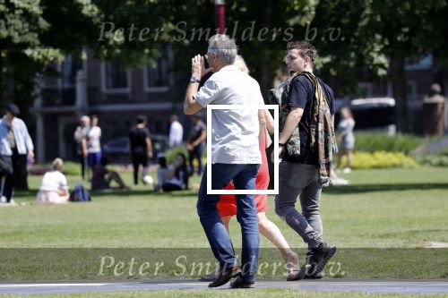 Amsterdam 6 juni 2018
Martin Garrix aan het winkelen met zijn vader en moeder (ouders)