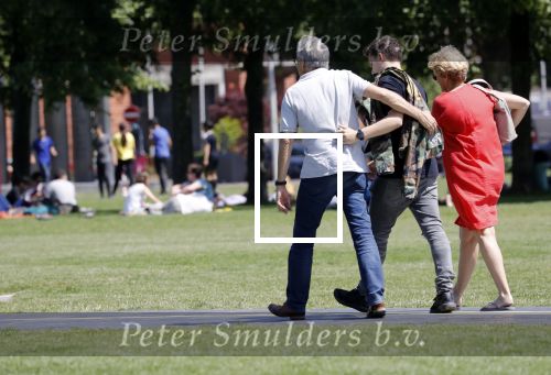 Amsterdam 6 juni 2018
Martin Garrix aan het winkelen met zijn vader en moeder (ouders)