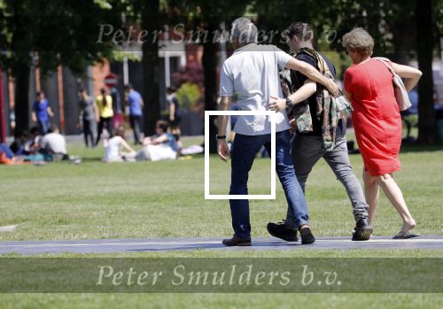 Amsterdam 6 juni 2018
Martin Garrix aan het winkelen met zijn vader en moeder (ouders)