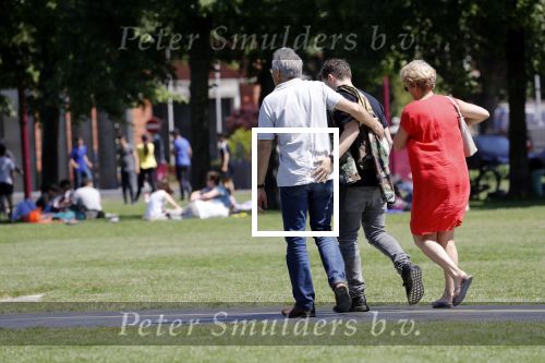 Amsterdam 6 juni 2018
Martin Garrix aan het winkelen met zijn vader en moeder (ouders)