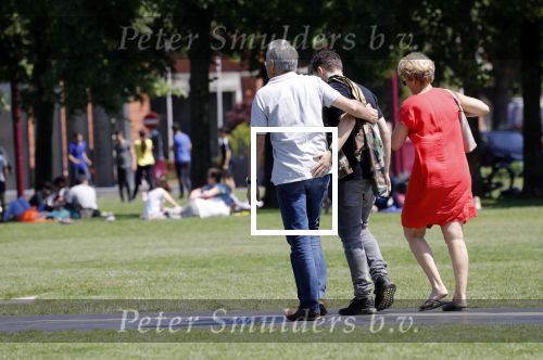Amsterdam 6 juni 2018
Martin Garrix aan het winkelen met zijn vader en moeder (ouders)