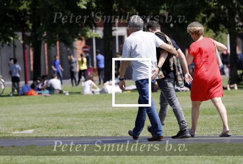 Amsterdam 6 juni 2018
Martin Garrix aan het winkelen met zijn vader en moeder (ouders)