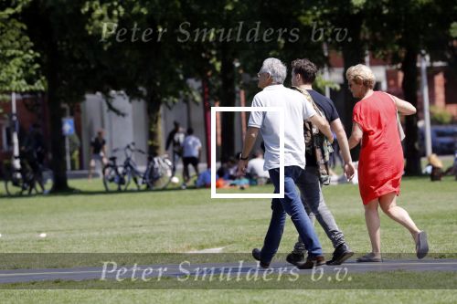 Amsterdam 6 juni 2018
Martin Garrix aan het winkelen met zijn vader en moeder (ouders)