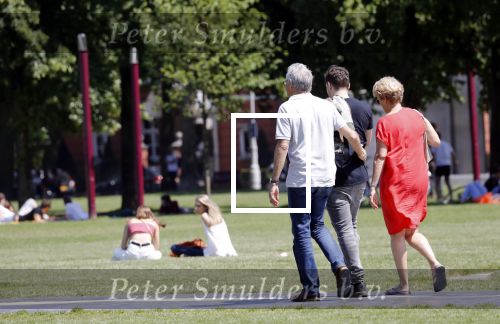 Amsterdam 6 juni 2018
Martin Garrix aan het winkelen met zijn vader en moeder (ouders)