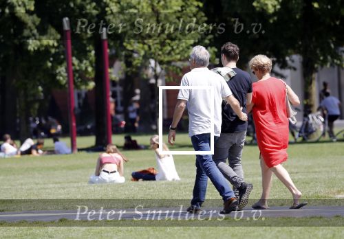 Amsterdam 6 juni 2018
Martin Garrix aan het winkelen met zijn vader en moeder (ouders)
