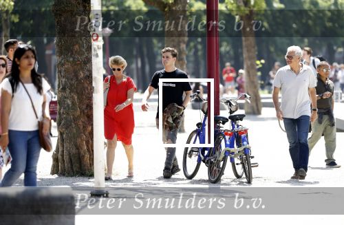 Amsterdam 6 juni 2018
Martin Garrix aan het winkelen met zijn vader en moeder (ouders)