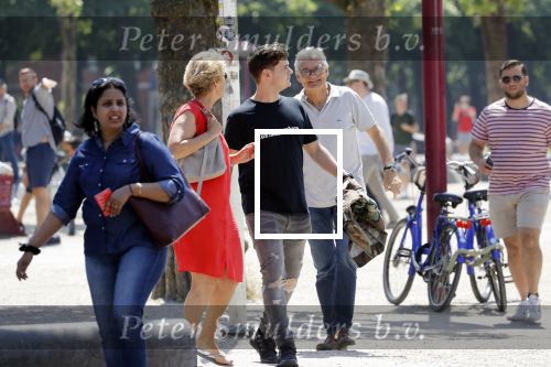 Amsterdam 6 juni 2018
Martin Garrix aan het winkelen met zijn vader en moeder (ouders)