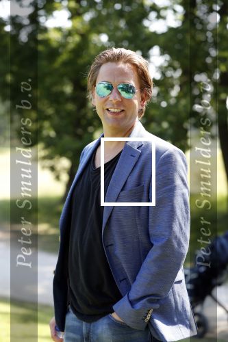 Eemnes 28 mei 2018
Golfwedstrijd ten bate van Warchild met oa Victor Reinier Toine v Peperstraten Mariska v Kolck en Frits Sissing. Kunstenaar Pim Smit maakt samen met victor Reinier een schilderij . Matthijs Albers