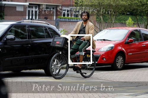 Amsterdam 23 mei 2018
Mike Libanon met blote voeten op de fiets.