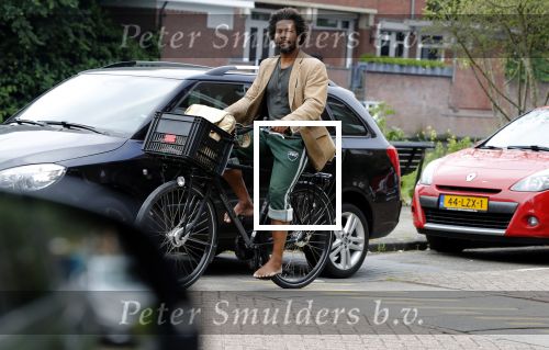 Amsterdam 23 mei 2018
Mike Libanon met blote voeten op de fiets.