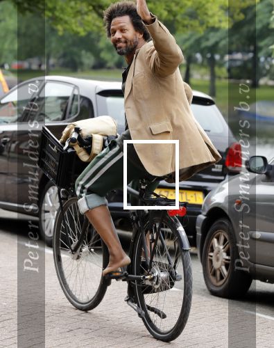 Amsterdam 23 mei 2018
Mike Libanon met blote voeten op de fiets.