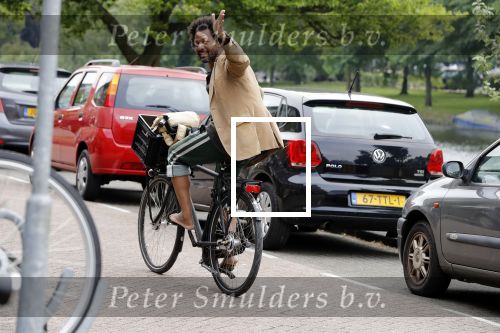 Amsterdam 23 mei 2018
Mike Libanon met blote voeten op de fiets.