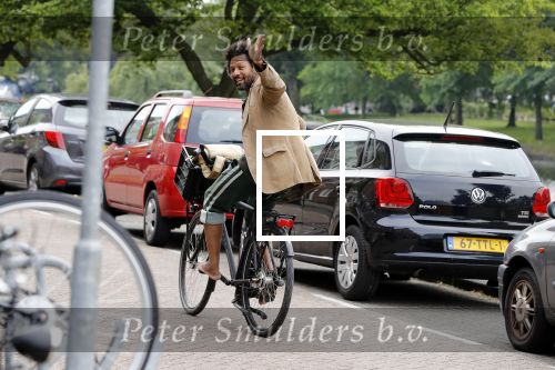 Amsterdam 23 mei 2018
Mike Libanon met blote voeten op de fiets.