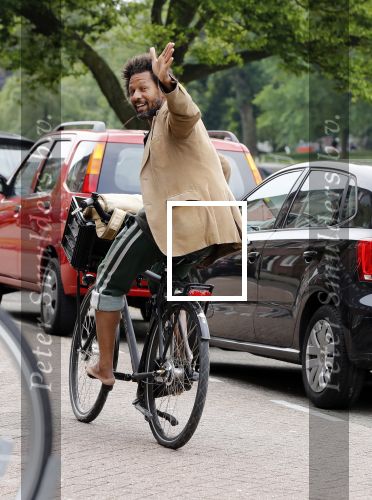 Amsterdam 23 mei 2018
Mike Libanon met blote voeten op de fiets.
