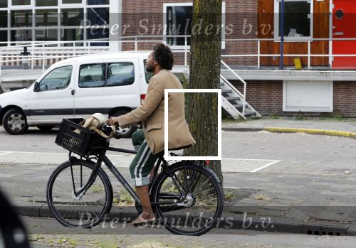 Amsterdam 23 mei 2018
Mike Libanon met blote voeten op de fiets.