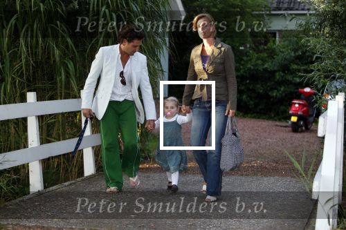 Uitdam 8 augustus 2007
Katja Schuurman en Thijs Romer vieren in de tuin van hun nieuwe huis het 1 jarig huwelijk. Nienke Romer met man en dochter
Peter Smulders bv