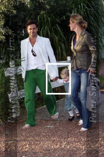 Uitdam 8 augustus 2007
Katja Schuurman en Thijs Romer vieren in de tuin van hun nieuwe huis het 1 jarig huwelijk. Nienke Romer met man en dochter
Peter Smulders bv