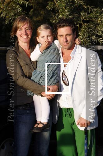 Uitdam 8 augustus 2007
Katja Schuurman en Thijs Romer vieren in de tuin van hun nieuwe huis het 1 jarig huwelijk. Nienke Romer met man en dochter
Peter Smulders bv