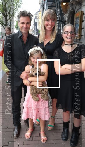 Amsterdam, 23 Augustus 2017 Premiere van Het Zwanenmeer
Nienke Romer met haar gezin en Karin Riethoven