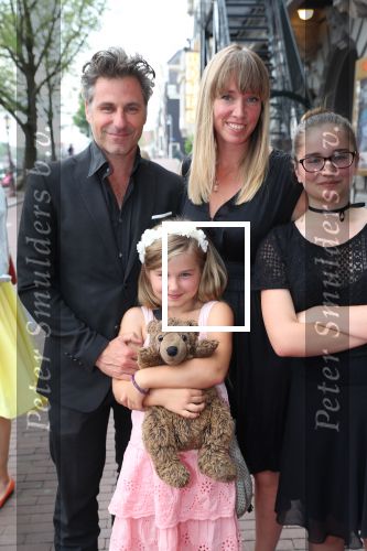 Amsterdam, 23 Augustus 2017 Premiere van Het Zwanenmeer
Nienke Romer met haar gezin en Karin Riethoven