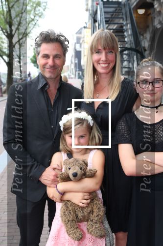 Amsterdam, 23 Augustus 2017 Premiere van Het Zwanenmeer
Nienke Romer met haar gezin en Karin Riethoven