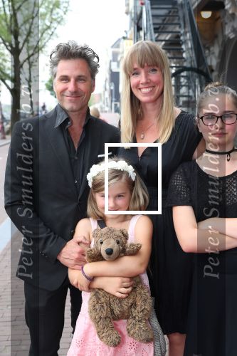 Amsterdam, 23 Augustus 2017 Premiere van Het Zwanenmeer
Nienke Romer met haar gezin en Karin Riethoven