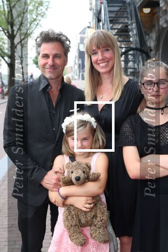 Amsterdam, 23 Augustus 2017 Premiere van Het Zwanenmeer
Nienke Romer met haar gezin en Karin Riethoven