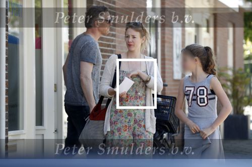 Maarssen  7 mei 2018
Noortje Herelaar (zwanger ) en Barry Atsma met zijn kinderen bij verloskundige
