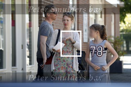 Maarssen  7 mei 2018
Noortje Herelaar (zwanger ) en Barry Atsma met zijn kinderen bij verloskundige