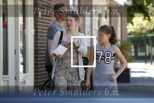 Maarssen  7 mei 2018
Noortje Herelaar (zwanger ) en Barry Atsma met zijn kinderen bij verloskundige