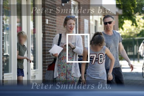 Maarssen  7 mei 2018
Noortje Herelaar (zwanger ) en Barry Atsma met zijn kinderen bij verloskundige