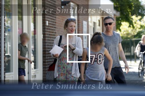 Maarssen  7 mei 2018
Noortje Herelaar (zwanger ) en Barry Atsma met zijn kinderen bij verloskundige