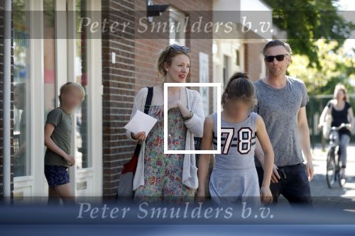 Maarssen  7 mei 2018
Noortje Herelaar (zwanger ) en Barry Atsma met zijn kinderen bij verloskundige