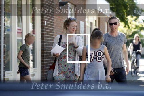 Maarssen  7 mei 2018
Noortje Herelaar (zwanger ) en Barry Atsma met zijn kinderen bij verloskundige