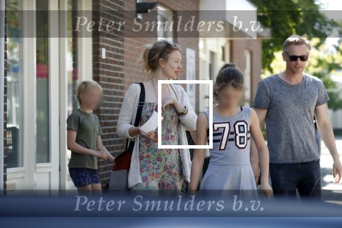 Maarssen  7 mei 2018
Noortje Herelaar (zwanger ) en Barry Atsma met zijn kinderen bij verloskundige