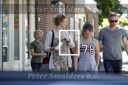 Maarssen  7 mei 2018
Noortje Herelaar (zwanger ) en Barry Atsma met zijn kinderen bij verloskundige