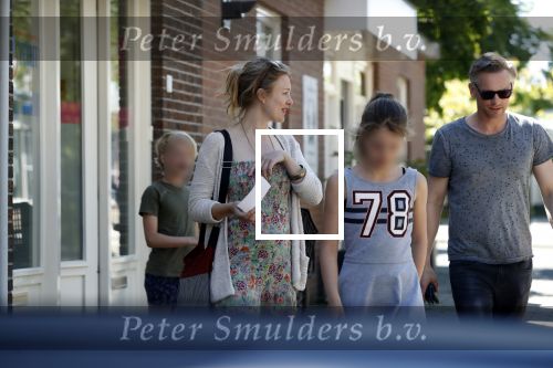 Maarssen  7 mei 2018
Noortje Herelaar (zwanger ) en Barry Atsma met zijn kinderen bij verloskundige