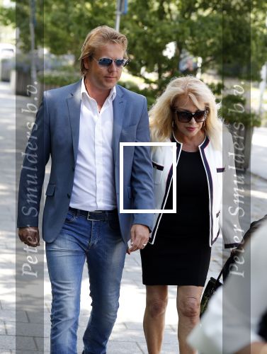 Amsterdam 28 mei 2018
Rechtszaak Patricia Paay tegen Geen Stijl en Eendevanger. Patricia kwam met haar man Robbert Hinfelaar naar de rechtbank in Amsterdam. Johan Vlemmix was ook aanwezig.