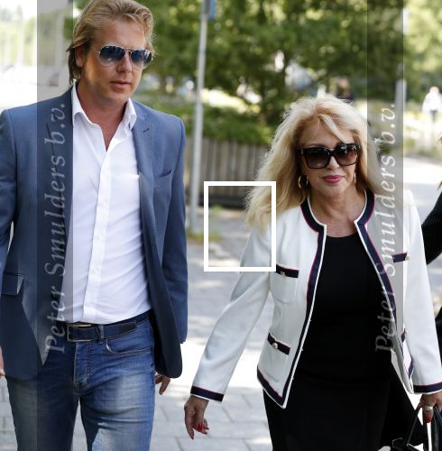 Amsterdam 28 mei 2018
Rechtszaak Patricia Paay tegen Geen Stijl en Eendevanger. Patricia kwam met haar man Robbert Hinfelaar naar de rechtbank in Amsterdam. Johan Vlemmix was ook aanwezig.