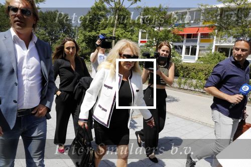 Amsterdam 28 mei 2018
Rechtszaak Patricia Paay tegen Geen Stijl en Eendevanger. Patricia kwam met haar man Robbert Hinfelaar naar de rechtbank in Amsterdam. Johan Vlemmix was ook aanwezig.