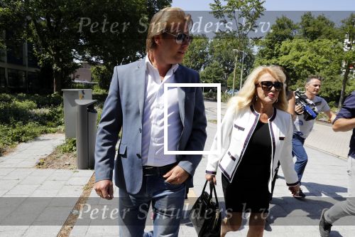Amsterdam 28 mei 2018
Rechtszaak Patricia Paay tegen Geen Stijl en Eendevanger. Patricia kwam met haar man Robbert Hinfelaar naar de rechtbank in Amsterdam. Johan Vlemmix was ook aanwezig.