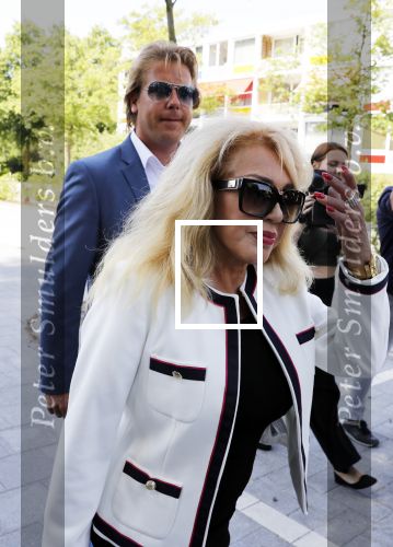 Amsterdam 28 mei 2018
Rechtszaak Patricia Paay tegen Geen Stijl en Eendevanger. Patricia kwam met haar man Robbert Hinfelaar naar de rechtbank in Amsterdam. Johan Vlemmix was ook aanwezig.