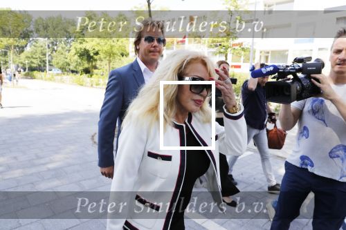 Amsterdam 28 mei 2018
Rechtszaak Patricia Paay tegen Geen Stijl en Eendevanger. Patricia kwam met haar man Robbert Hinfelaar naar de rechtbank in Amsterdam. Johan Vlemmix was ook aanwezig.