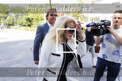 Amsterdam 28 mei 2018
Rechtszaak Patricia Paay tegen Geen Stijl en Eendevanger. Patricia kwam met haar man Robbert Hinfelaar naar de rechtbank in Amsterdam. Johan Vlemmix was ook aanwezig.