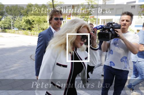 Amsterdam 28 mei 2018
Rechtszaak Patricia Paay tegen Geen Stijl en Eendevanger. Patricia kwam met haar man Robbert Hinfelaar naar de rechtbank in Amsterdam. Johan Vlemmix was ook aanwezig.